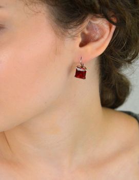 Eleganckie srebrne kolczyki 925 z dużą prostokątną cyrkonią. Długość 1,7 cm, waga 5,45 g, zapięcie na bigiel. Styl glamour na każdą okazję (2).JPG